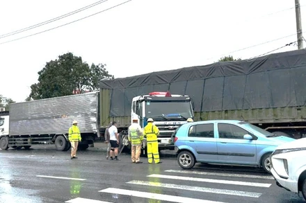 Lực lượng Cảnh sát giao thông, Công an tỉnh Quảng Bình xử lý vụ tai nạn liên hoàn tại xã Thanh Trạch, huyện Bố Trạch.