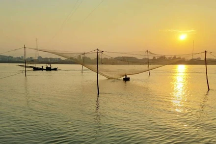 Hoàng hôn trên dòng Nhật Lệ. (Ảnh minh họa)