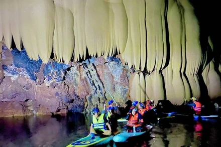 Hang Sơn Nữ ở xã Trường Sơn, huyện Quảng Ninh, tỉnh Quảng Bình.