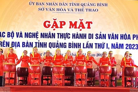 Câu lạc bộ văn hóa dân gian xã Nhân Trạch, huyện Bố Trạch (Quảng Bình) trình diễn màn trống hội.