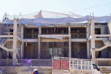 Công trình Trung tâm văn hóa huyện Tuyên Hóa trong giai đoạn khắc phục sự cố để thi công trở lại