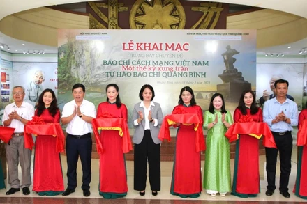 Các đại biểu cắt băng khai mạc Trưng bày chuyên đề báo chí cách mạng Việt Nam - Một thế kỷ xung trận tại Quảng Bình.