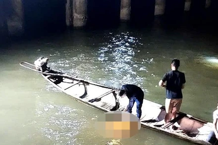 Thi thể hai nạn nhân đuối nước được tìm thấy đêm qua. (Ảnh: CTV)