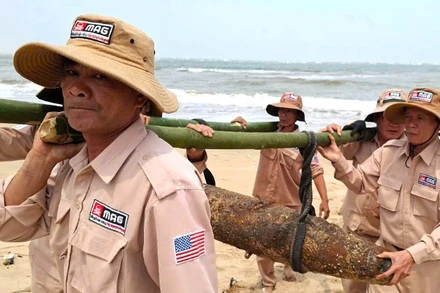 Đội xử lý bom mìn lưu động của MAG xử lý quả bom lớn nằm sát bờ biển xã Thanh Trạch, huyện Bố Trạch.