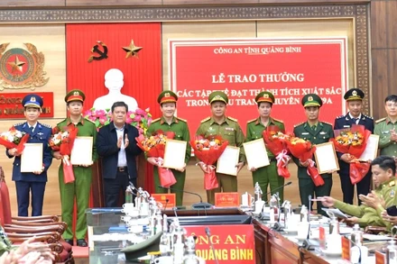 Chủ tịch Ủy ban nhân dân tỉnh và Giám đốc Công an Quảng Bình trao thưởng các tập thể có thành tích xuất sắc trong thực hiện chuyên án. (Ảnh: công an Quảng Bình)