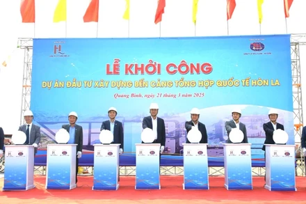 Các đại biểu thực hiện nghi thức khởi công dự án cảng tổng hợp quốc tế Hòn La.