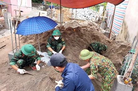 Đội quy tập hài cốt liệt sĩ 598 tìm kiếm, quy tập hài cốt liệt sĩ trong khu vườn một gia đình ở thị xã Ba Đồn (Quảng Bình)