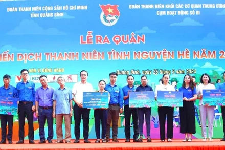 Ban tổ chức trao tượng trưng các phần quà cho các tập thể, cá nhân tại lễ ra quân chiến dịch thanh niên tình nguyện hè 2024.