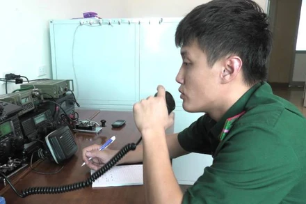 Bộ đội Biên phòng Quảng Bình liên lạc với tàu cá trong tỉnh thông qua hệ thống liên lạc tầm xa HF.