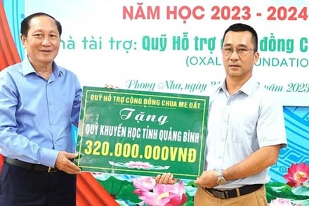 Lãnh đạo Hội Khuyến học tỉnh Quảng Bình nhận kinh phí học bổng “Tiếp sức đến trường” từ đơn vị tài trợ.