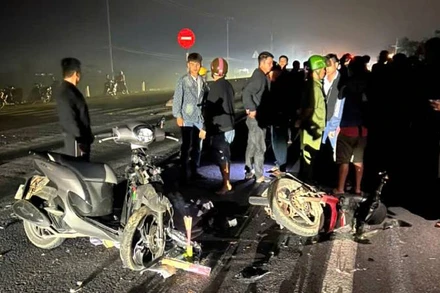 Hiện trường vụ tai nạn đêm qua tại xã Đồng Trạch, huyện Bố Trạch, tỉnh Quảng Bình.