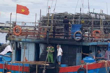 Công an Đồng Hới kiểm tra hiện trường vụ cháy tàu cá để tìm nguyên nhân.