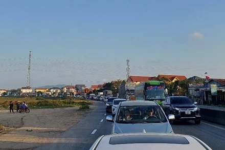 Ô-tô các loại bị ùn tắc khi qua cầu Gianh, tỉnh Quảng Bình.