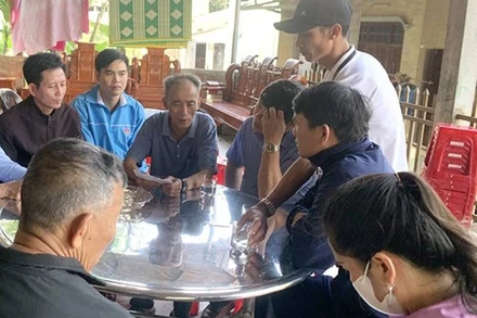 Chính quyền địa phương và bà con xã Hưng Trạch, huyện Bố Trạch đến chia sẻ, động viên gia đình nạn nhân (Ảnh: LM)