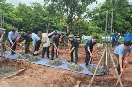 Các đại biểu thực hiện nghi thức khởi công xóa nhà tạm, nhà dột nát cho đồng bào dân tộc thiểu số.