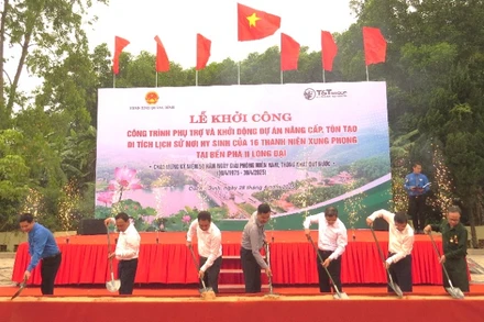 Lãnh đạo tỉnh Quảng Bình và các đại biểu thực hiện nghi thức khởi công dự án.