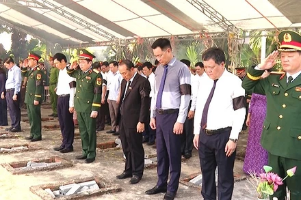 Các đại biểu dự lễ truy điệu và an táng hài cốt liệt sĩ. (Ảnh: LA)