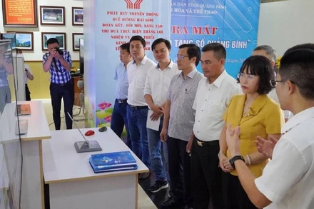 Các đại biểu nghe giới thiệu “Bảo tàng số Quảng Bình”.