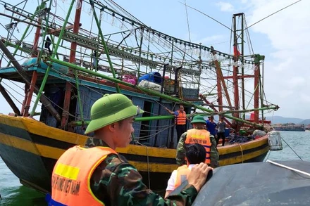 Bộ đội Biên phòng Quảng Bình kiểm tra tàu cá ngay tại cửa biển, trước khi ra khơi đánh bắt xa bờ.