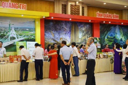 Các đại biểu tham quan các gian hàng công nghiệp địa phương tiêu biểu của khu vực Bắc Trung Bộ.