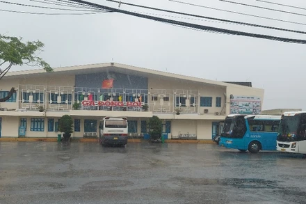 Xe ô-tô chờ trung chuyển khách đi tàu tại ga Đồng Hới trong sáng nay.