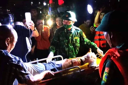 Quân y biên phòng, nhân viên y tế địa phương và gia đình chăm sóc, chuyển nạn nhân lên tuyến trên điều trị.