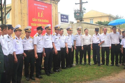 Quang cảnh lễ gắn tên đường Anh hùng liệt sĩ Trần Văn Phương tại quê nhà Quảng Bình.