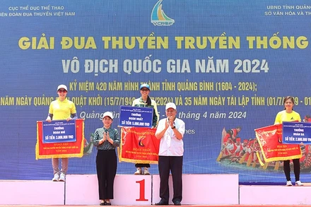 Ban tổ chức trao giải cho các đoàn tham dự giải có thành tích xuất sắc