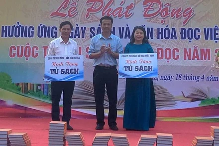 Sở Văn hóa, Thể thao và Du lịch Quảng Bình tặng sách cho Thư viện tỉnh để chuyển cho học sinh các trường vùng sâu, vùng xa.