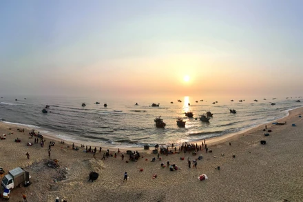 Khi bình minh vừa rạng, chợ cá xã Nhân Trạch đã nhộn nhịp tàu thuyền đưa hải sản vào bờ và nhiều người đã chờ mua.