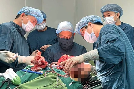 Các bác sĩ thực hiện ca phẫu thuật cho người bệnh trong 8 tiếng đồng hồ và truyền tới 49 đơn vị máu.