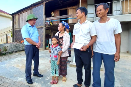 Phó Bí thư Thường trực Tỉnh ủy, Chủ tịch Hội đồng nhân dân tỉnh Quảng Bình Trần Hải Châu thăm hỏi tình hình đời sống bà con ở bản Sắt, xã Trường Sơn, huyện Quảng Ninh. (Ảnh: minh họa)