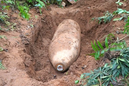 Quả bom lớn được một người dân ở bản Chuối, xã Lâm Hóa, huyện Tuyên Hóa, tỉnh Quảng Bình phát hiện trong rẫy của gia đình.