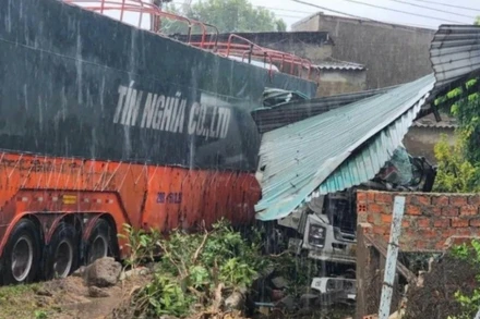 Xe container lao vào nhà dân ở thị trấn Hoàn Lão, huyện Bố Trạch. (Ảnh: CTV)