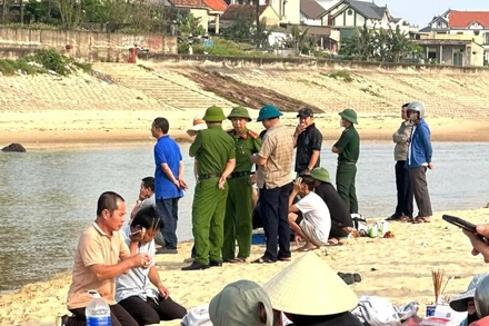 Thi thể 2 nạn nhân xấu số được tìm thấy trên sông Dinh sáng 21/4.