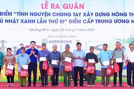 Đại diện Ban Bí thư Trung ương Đoàn và lãnh đạo tỉnh Quảng Bình tặng quà cho người dân tại Minh Hóa