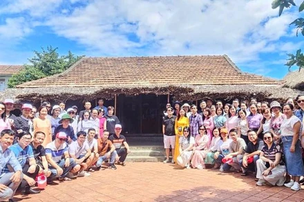 Du khách chụp ảnh trước nhà lưu niệm Đại tướng Võ Nguyên Giáp ở xã Lộc Thủy, huyện Lệ Thủy, tỉnh Quảng Bình. (ảnh: TH)