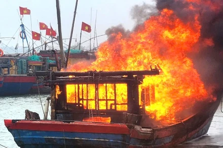Tàu cá ngư dân thành phố Đồng Hới bất ngờ bị cháy khi đang neo đậu trên sông Nhật Lệ trưa nay.