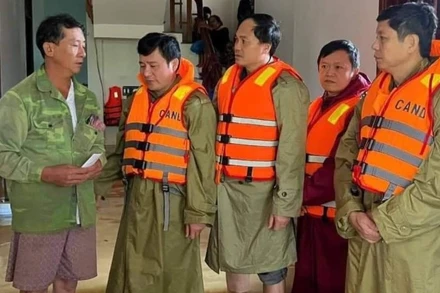 Lãnh đạo huyện và Công an huyện Lệ Thủy đến thăm hỏi, chia buồn với gia đình có người chết trong lũ lụt.