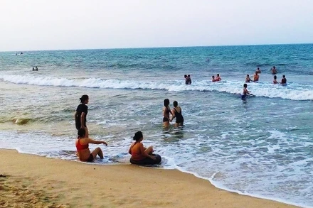 Tắm biển - nhu cầu giải nhiệt trong mùa hè. (Ảnh minh họa)