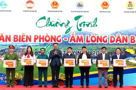 Bí thư Tỉnh ủy Quảng Bình Lê Ngọc Quang tặng quà Tết cho các đơn vị 