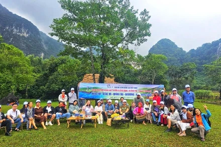 Các thành viên đoàn famtrip trải nghiệm những phong cảnh, đời sống văn hóa của đồng bào Bru-Vân Kiều tại xã Ngân Thủy, huyện Lệ Thủy