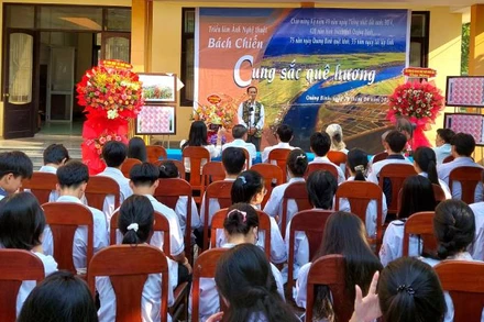 Khai mạc Triển lãm ảnh nghệ thuật "Cung sắc quê hương".