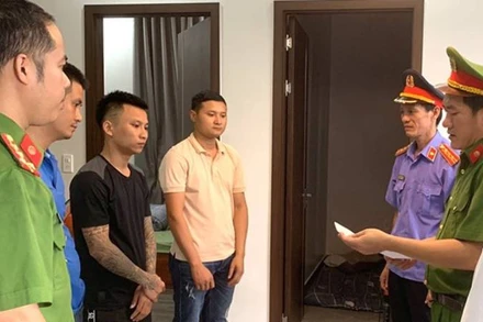 Cơ quan Cảnh sát điều tra Công an Quảng Bình công bố lệnh khám xét chỗ ở đối tượng Đặng Ngọc Đức (áo đen).