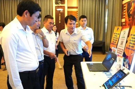 Các đại biểu nghe giới thiệu các ứng dụng, phần mềm mới trong quảng bá du lịch.