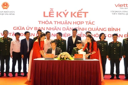Đại diện lãnh đạo Ủy ban nhân dân tỉnh Quảng Bình và Viettel ký biên bản thỏa thuận hợp tác trong chuyển đổi số.