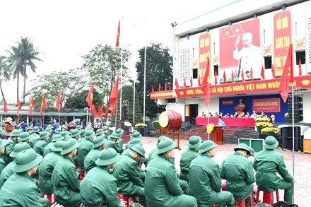 Quảng cảnh lễ giao nhận quân tại một điểm ở tỉnh Quảng Bình.