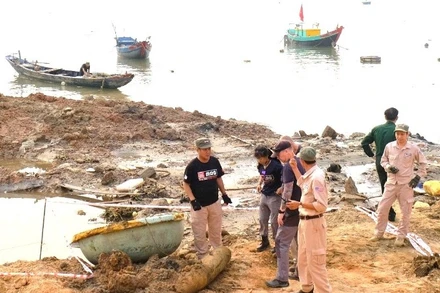 Nhân viên Dự án MAG Quảng Bình xử lý an toàn quả bom lớn sau chiến tranh ở ven sông Nhật Lệ, thành phố Đồng Hới