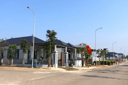 Khu tái định cư ở thị trấn Nông trường Việt Trung, huyện Bố Trạch (Quảng Bình) như một khu phố mới khang trang, hiện đại.