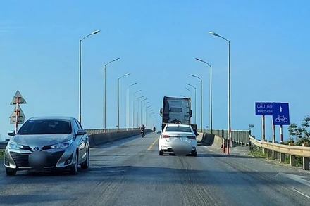 Cầu Gianh luôn trong thế "nút cổ chai" trên Quốc lộ 1 qua Quảng Bình khi đường 4 làn, cầu 2 làn